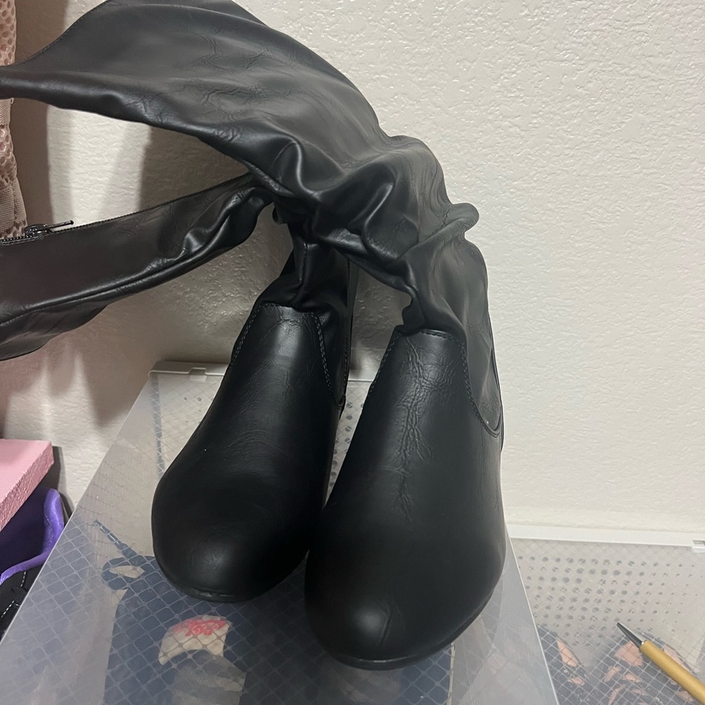 Black flat boots. Size 6